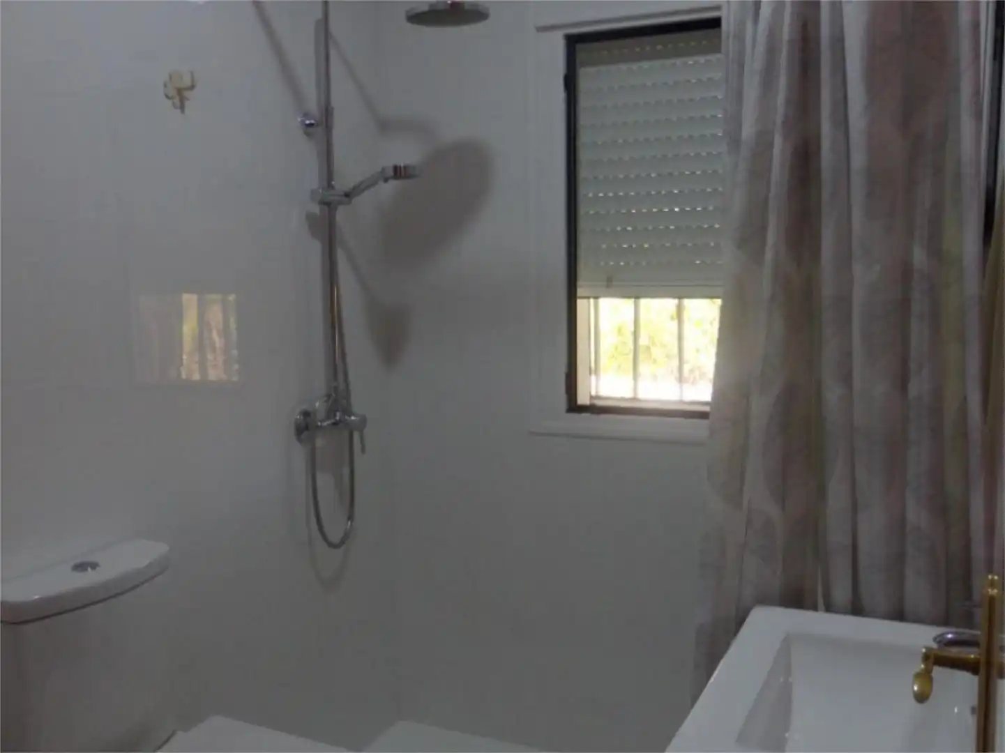 Wohnung zum Verkauf in Carretera a, 1930, Sanlúcar la Mayor Badezimmer von Wohnung zum Verkauf in Sanlúcar la Mayor mit Klimaanlage, Heizung und Privatgarten