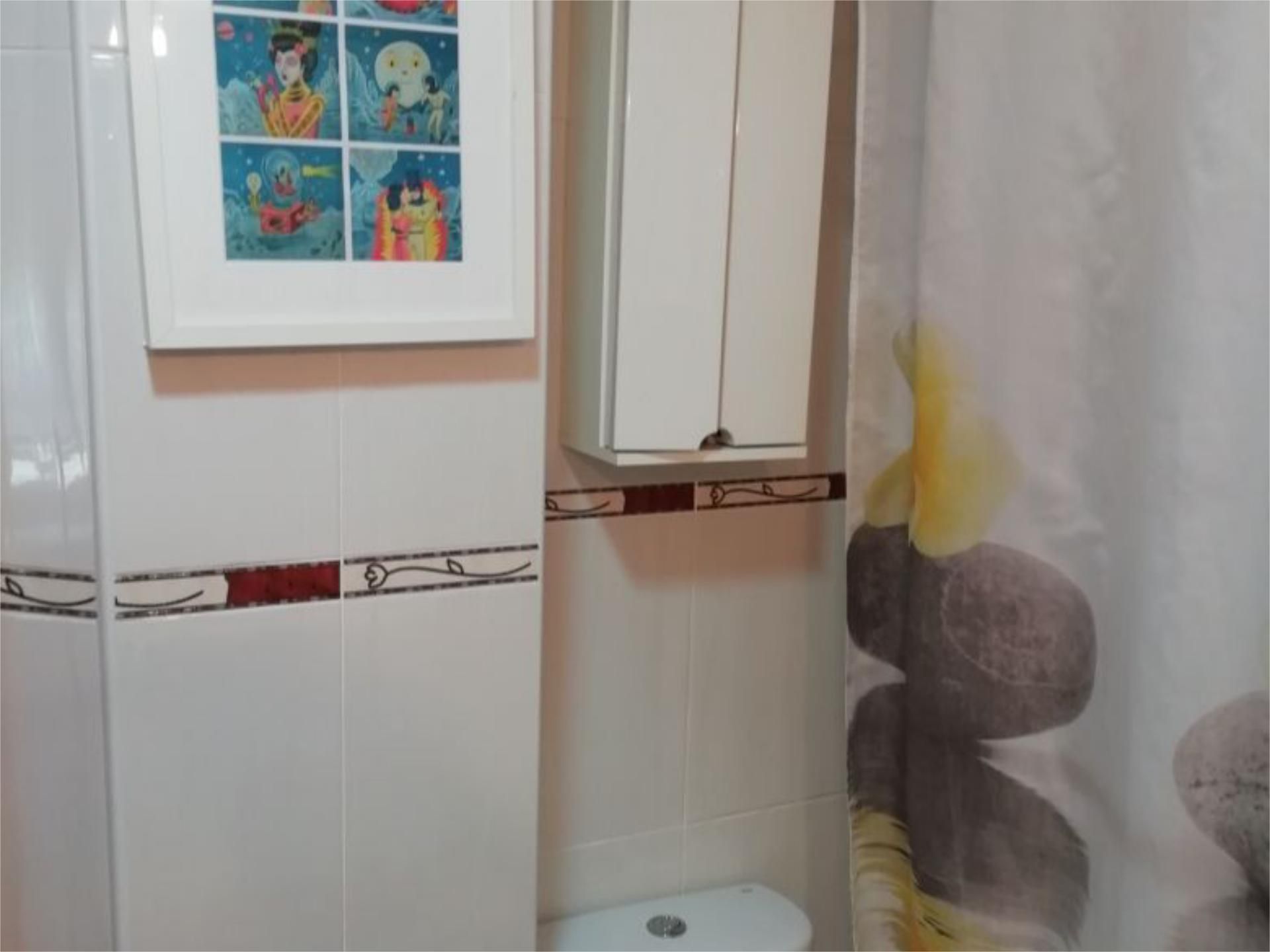 Moderno baño en suite con inodoro suspendido - Dénia.com