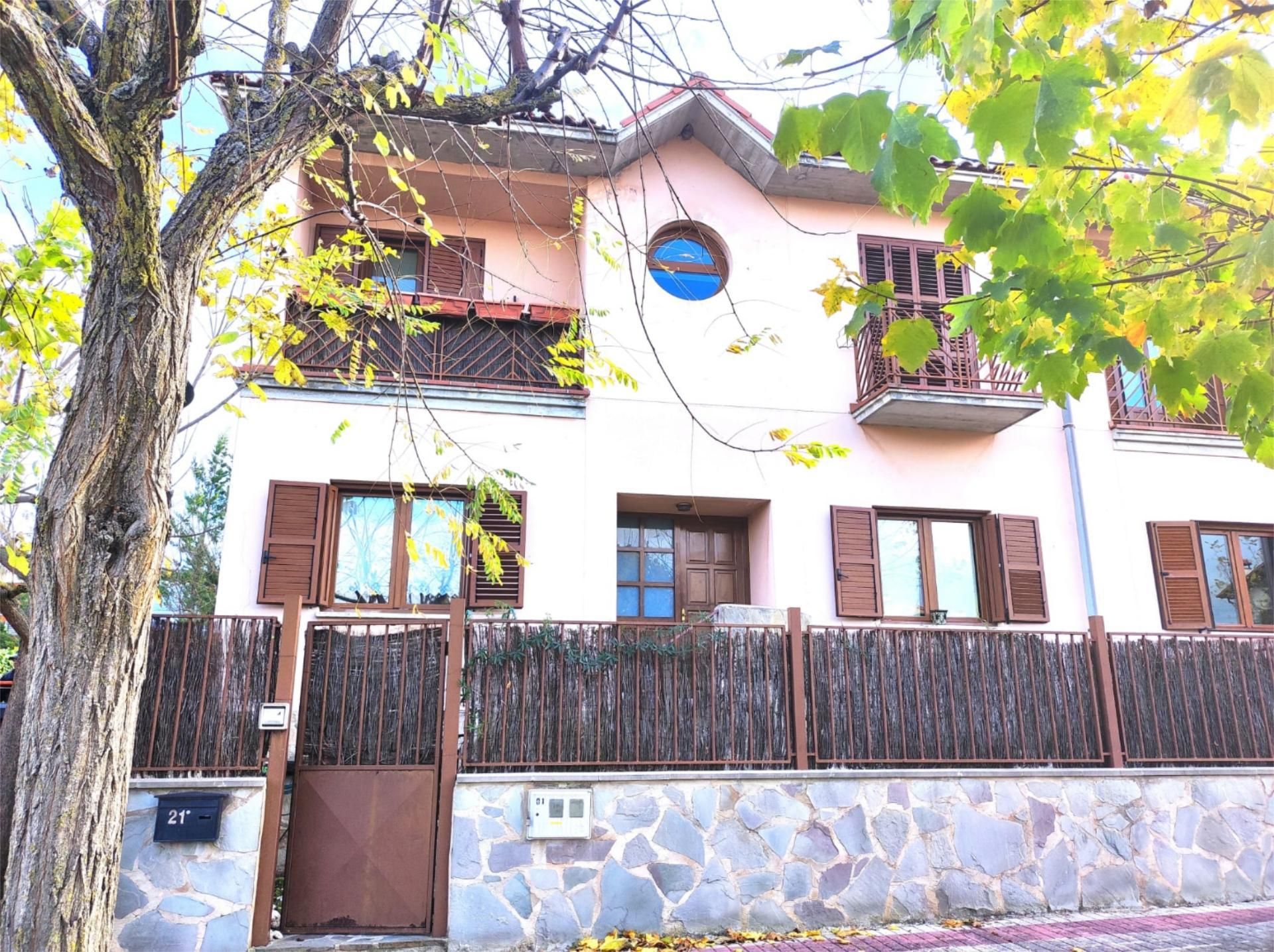 Vista exterior de Casa adosada en venda en Galar amb Balcó