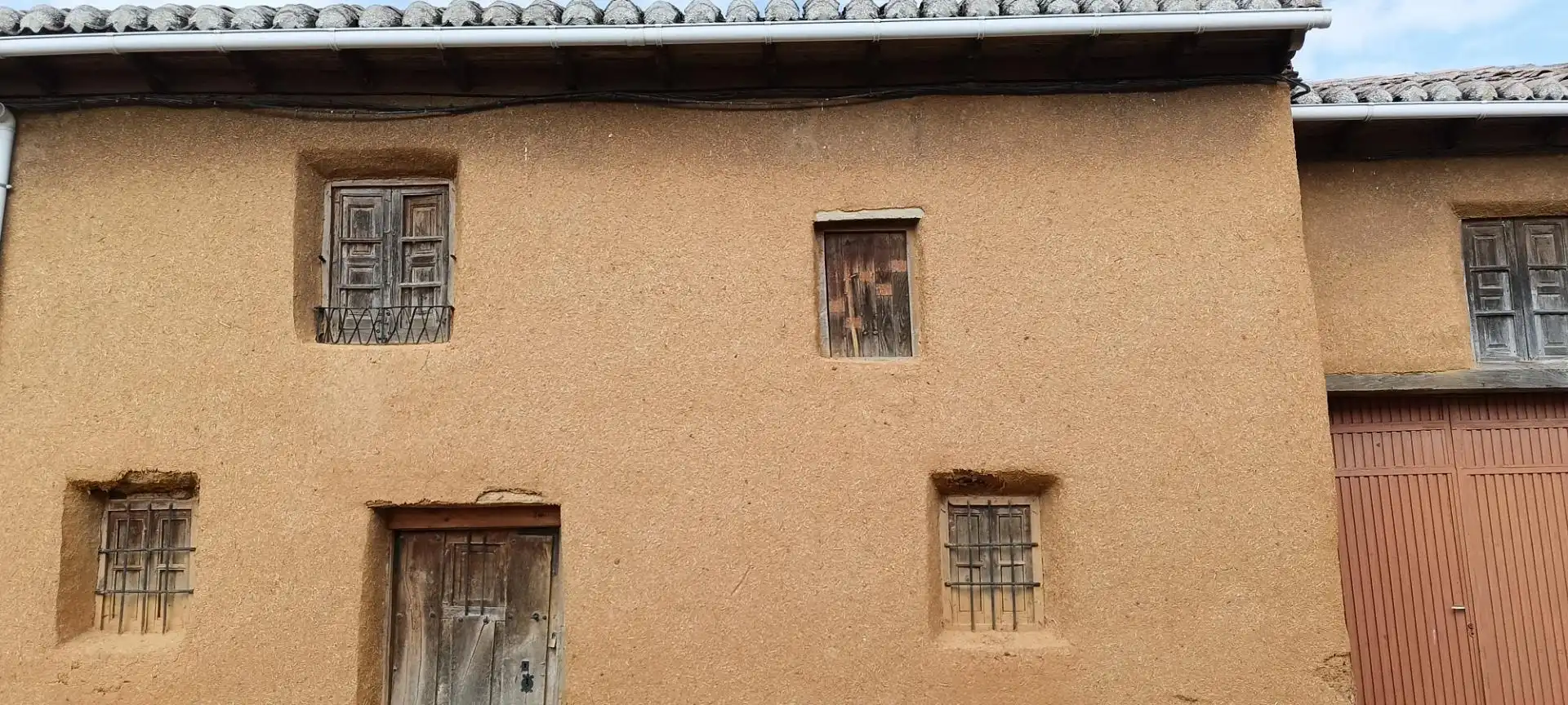 Vista exterior de Casa adosada en venda en El Burgo Ranero  amb Jardí privat i Terrassa