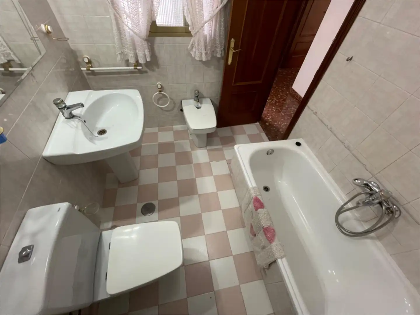 Wohnung zum Verkauf in Barriada Paz, 9, Montefrío Badezimmer von Wohnung zum Verkauf in Montefrío mit Klimaanlage, Terrasse und Balkon
