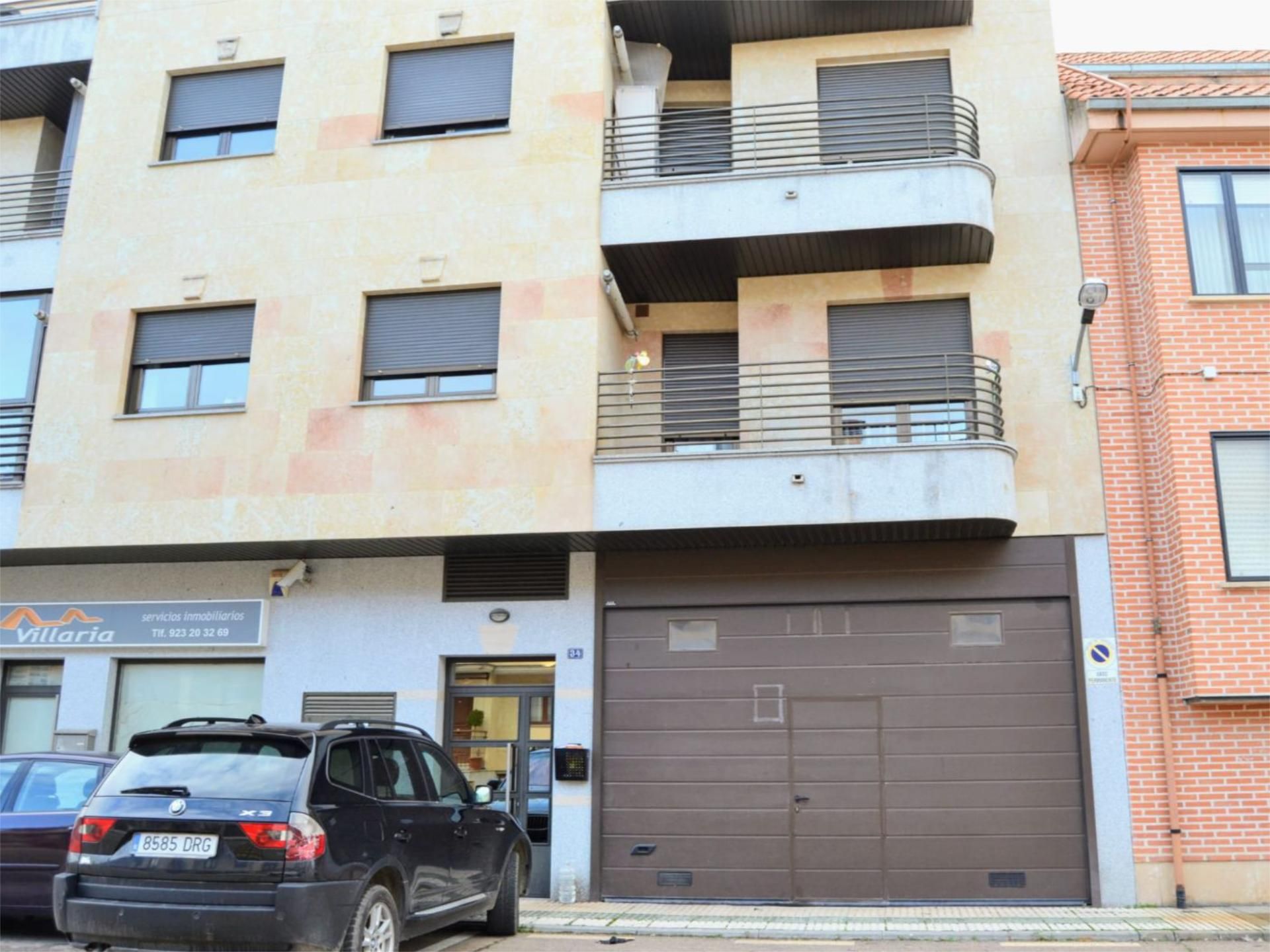 Vista exterior de Pis en venda en Villares de la Reina amb Calefacció, Parquet i Aparcament comunitari