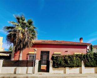 Vista exterior de Casa o xalet en venda en Valencina de la Concepción amb Aire condicionat, Calefacció i Jardí privat