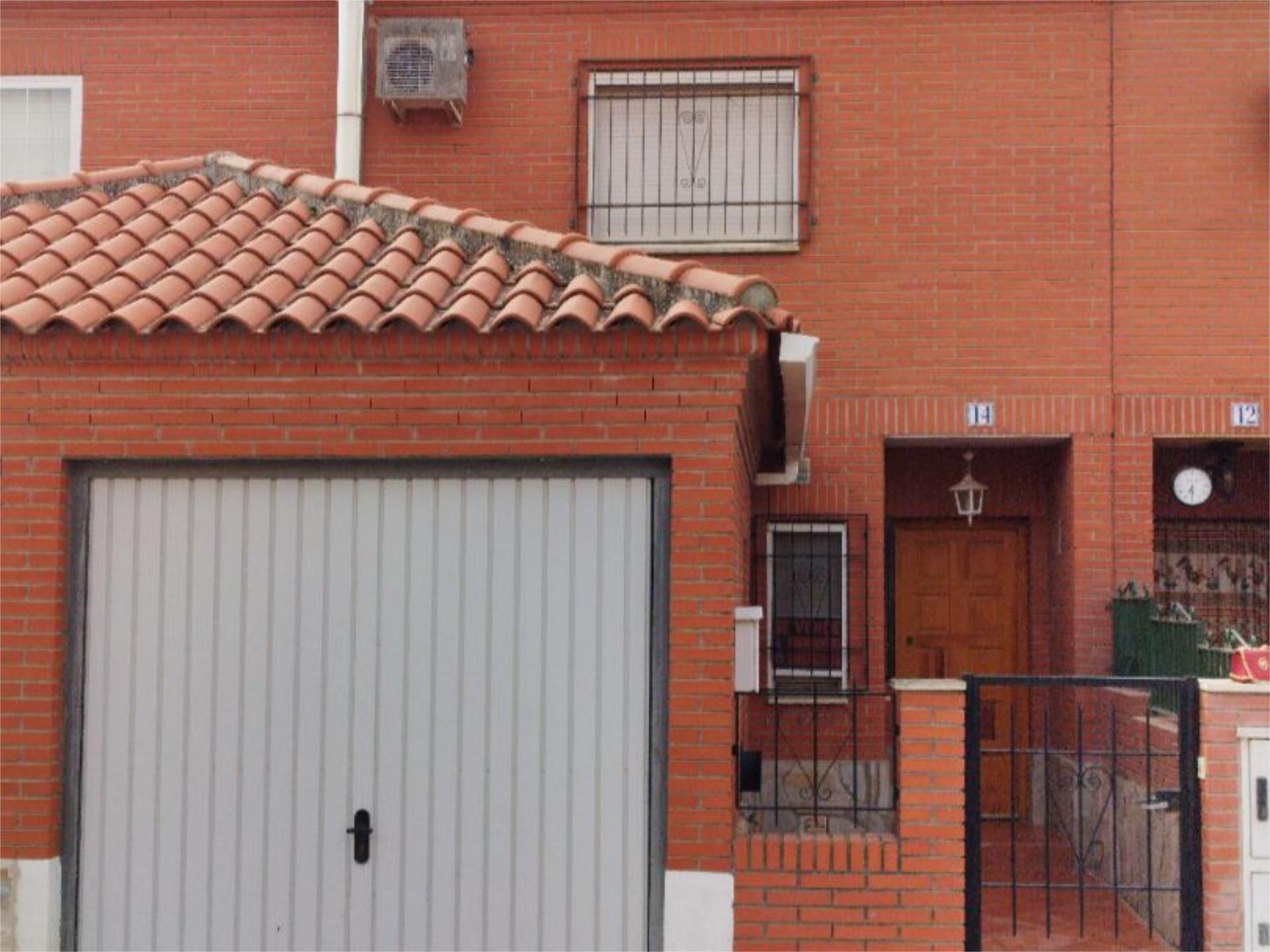 Vista exterior de Casa adosada en venda en Yepes amb Aire condicionat, Calefacció i Terrassa