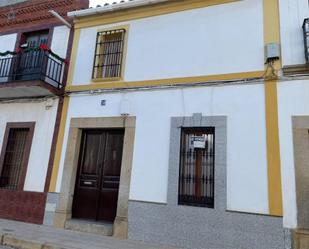 Vista exterior de Casa adosada en venda en Monterrubio de la Serena amb Aire condicionat
