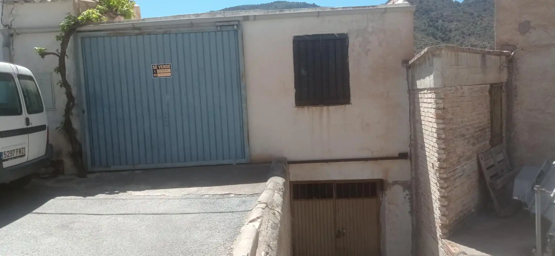 Außenansicht von Erdgeschoss zum Verkauf in Los Guajares mit Terrasse