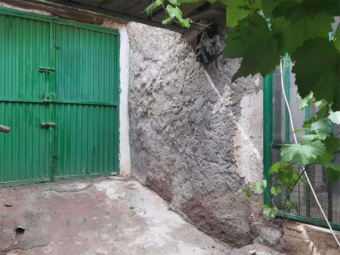 Vista exterior de Casa adosada en venda en Zújar amb Balcó