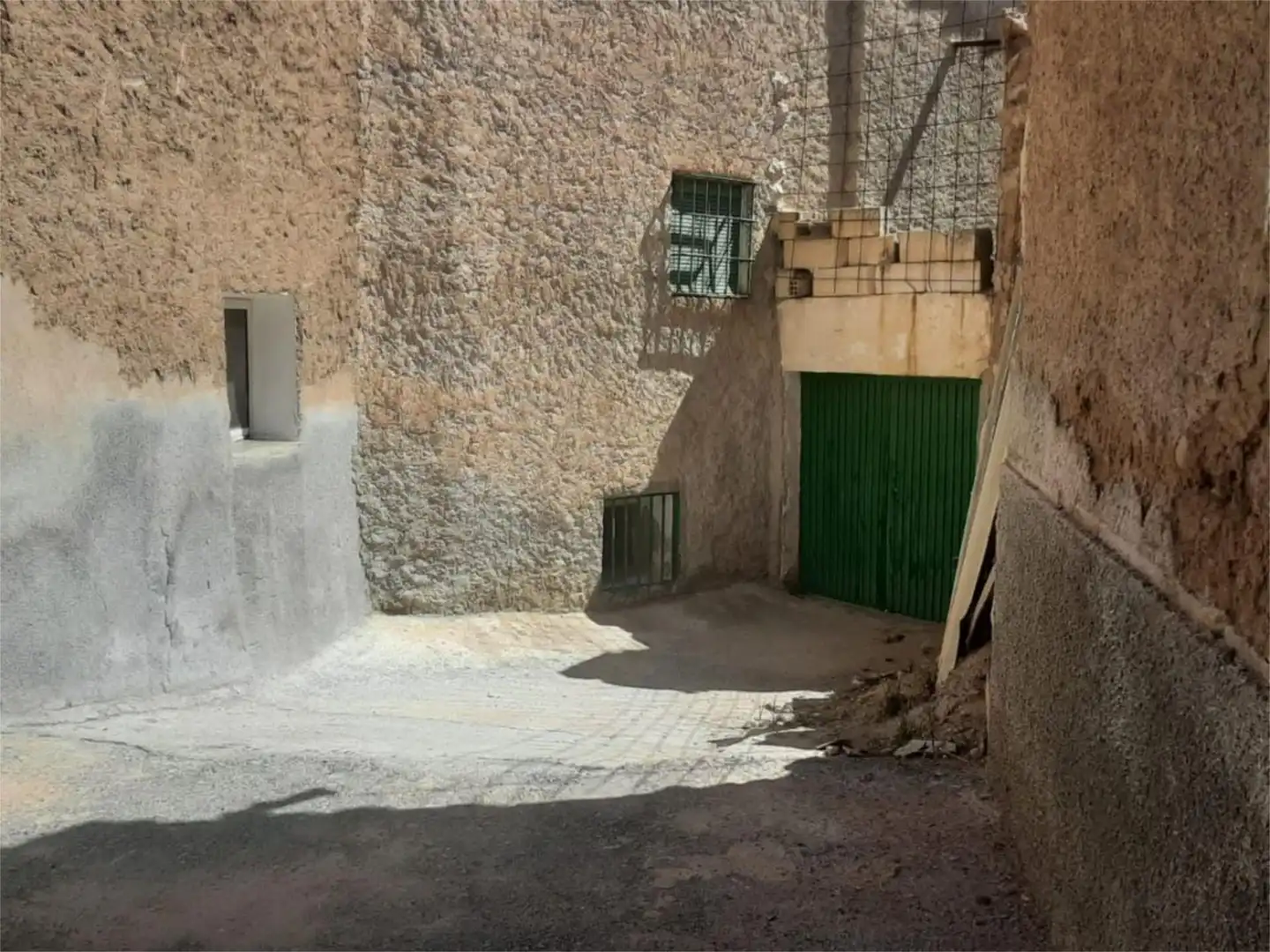 Vista exterior de Casa adosada en venda en Zújar amb Balcó