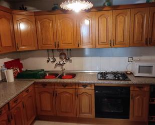 Cuina de Casa adosada en venda en Cilleros amb Aire condicionat, Terrassa i Moblat