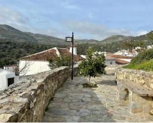 Vista exterior de Casa adosada en venda en Parauta amb Jardí privat, Traster i Moblat