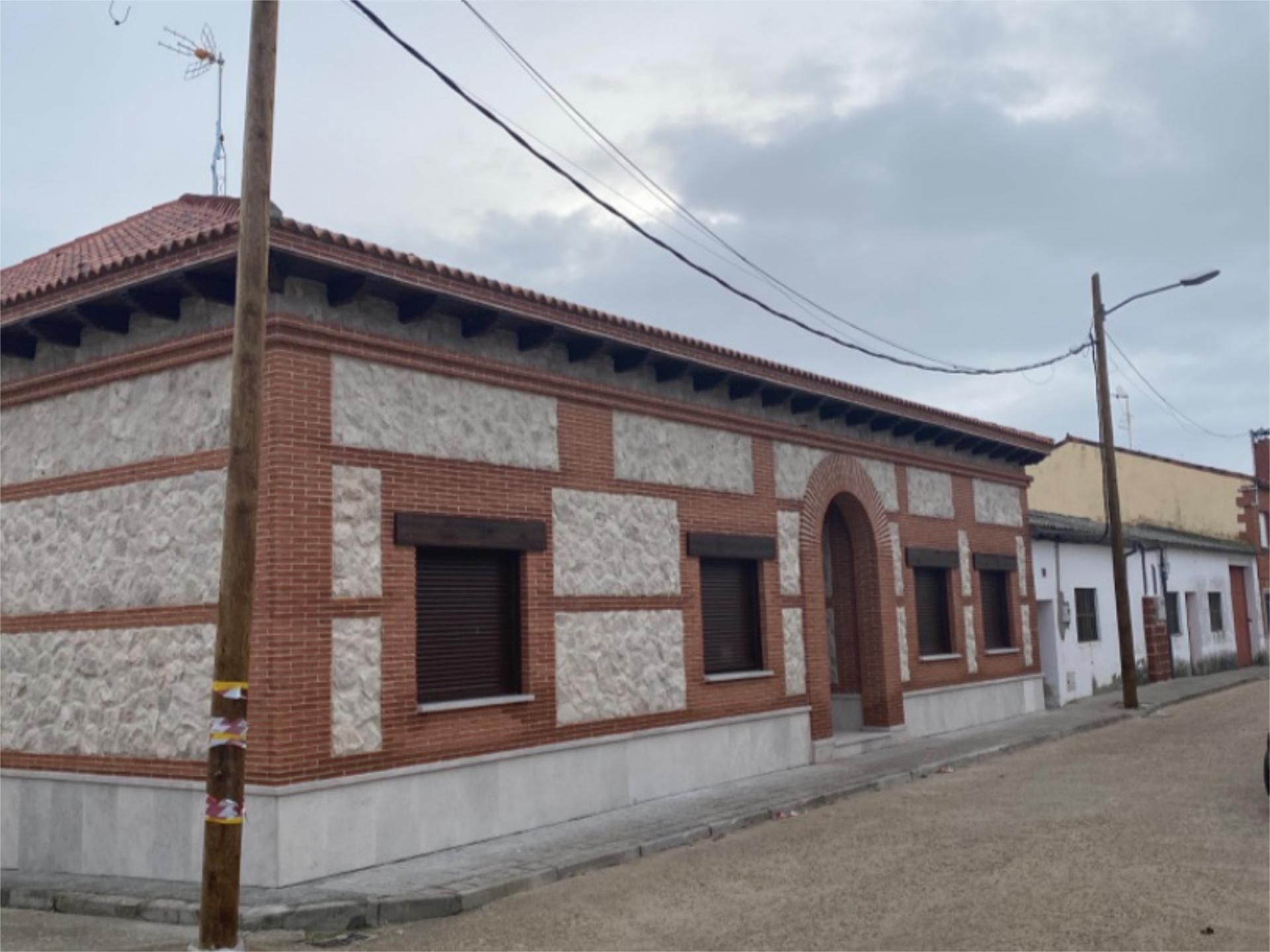 Exterior view of House or chalet for sale in Matapozuelos  with Air Conditioner, Heating and Storage room