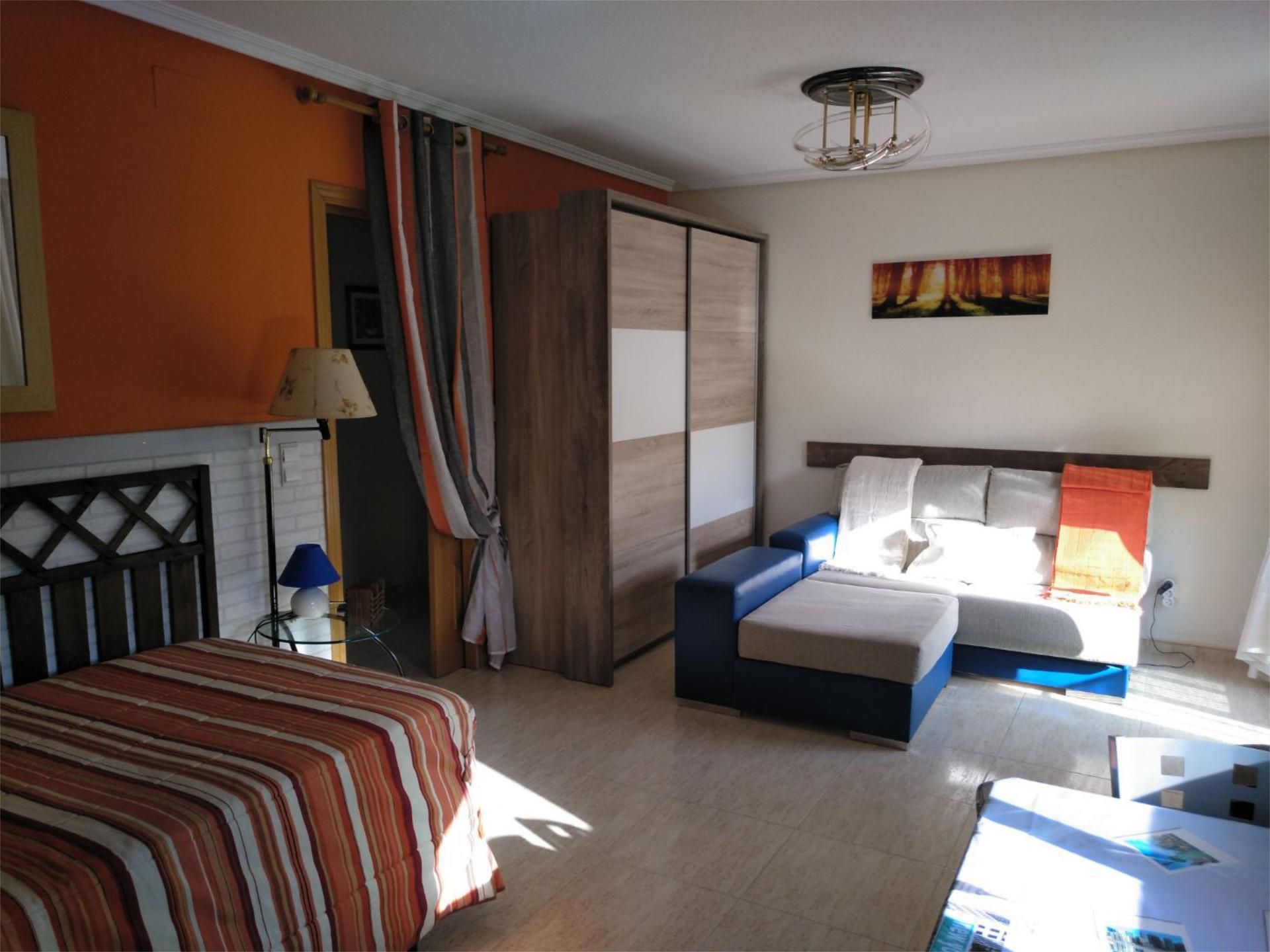 Flat to share in Calle Almoradí, 12, Los Ángeles