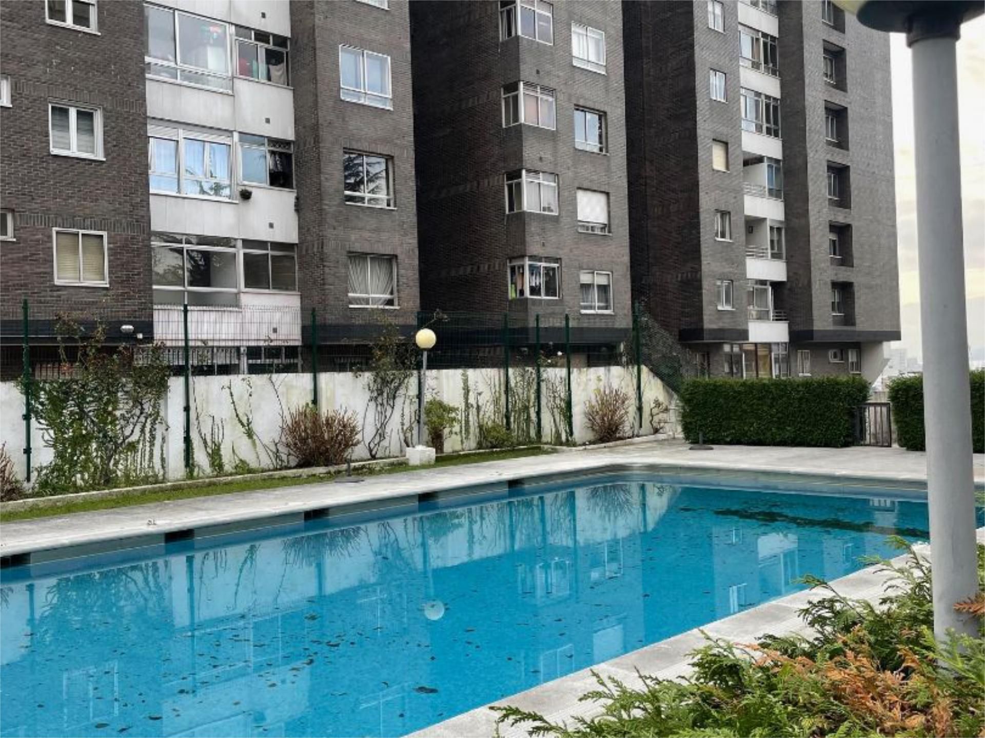 Piscina de Pis en venda en Vigo  amb Piscina i Balcó