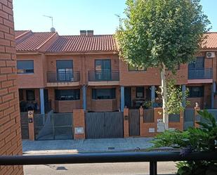 Vista exterior de Casa o xalet en venda en Seseña amb Aire condicionat, Terrassa i Piscina