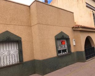 Vista exterior de Casa adosada en venda en Guadix amb Aire condicionat, Terrassa i Balcó