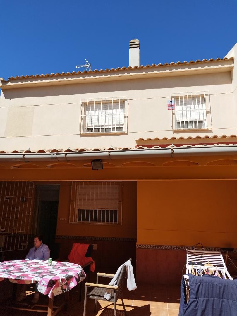 Vista exterior de Casa adosada en venda en Socuéllamos amb Aire condicionat, Calefacció i Terrassa