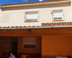 Vista exterior de Casa adosada en venda en Socuéllamos amb Aire condicionat i Terrassa