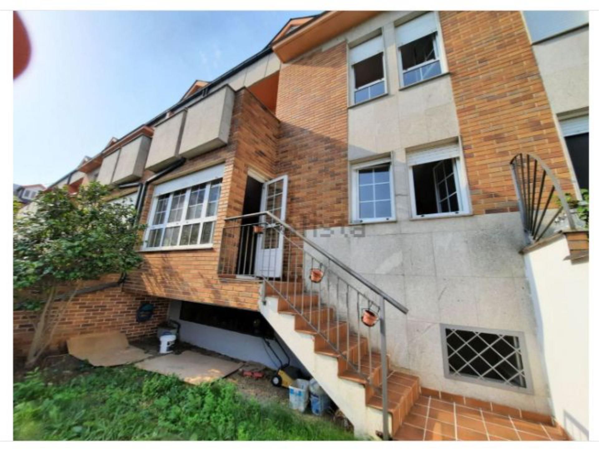 Vista exterior de Casa adosada en venda en Ponferrada amb Aire condicionat, Calefacció i Jardí privat