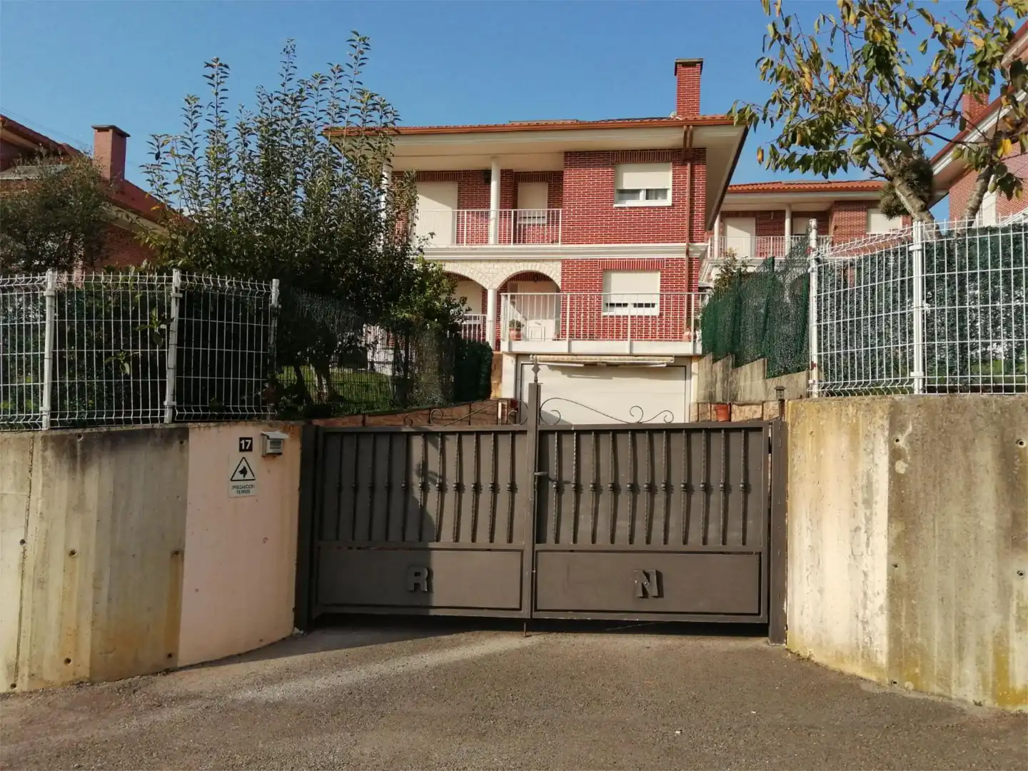 Casa o chalet en venta en Calle la Serna, El Astillero Vista exterior de Casa o chalet en venta en El Astillero con Calefacción, Jardín privado y Parquet