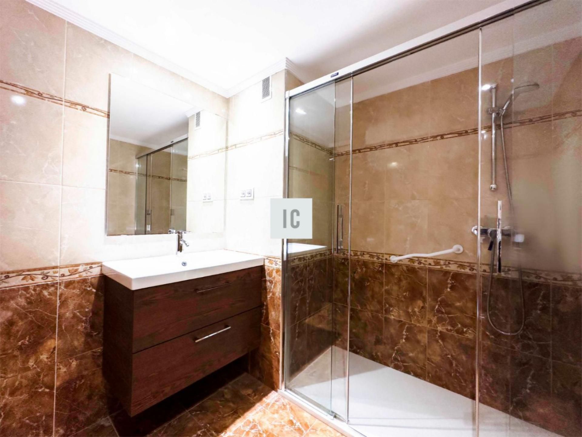 Flat for sale in Calle Uría, 17, Parque San Francisco - Uría Bathroom of Flat for sale in Oviedo with Heating, Parquet flooring and Video intercom
