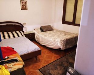 Dormitori de Pis en venda en Belmonte de Miranda amb Calefacció, Terrassa i Moblat