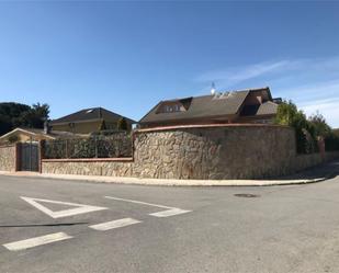 Vista exterior de Casa o xalet de lloguer en Fuente El Saz de Jarama amb Terrassa i Piscina