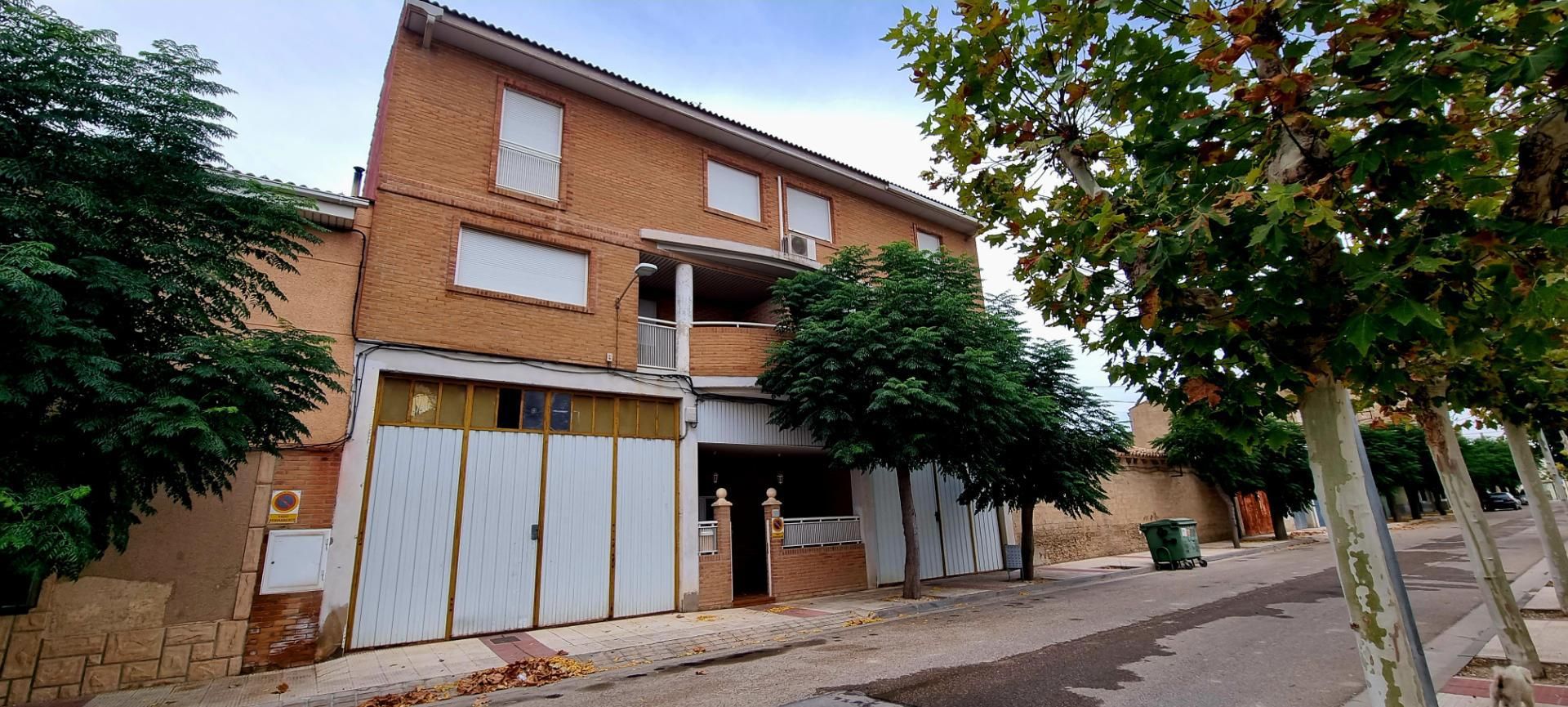 Exterior view of Single-family semi-detached for sale in El Burgo de Ebro  with Air Conditioner, Heating and Private garden