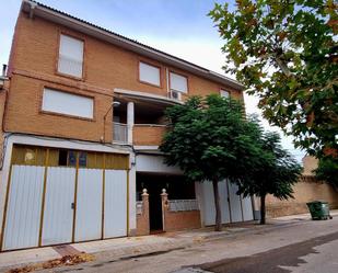 Exterior view of Single-family semi-detached for sale in El Burgo de Ebro  with Air Conditioner, Terrace and Balcony