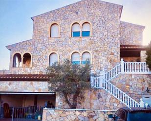 Vista exterior de Casa adosada en venda en Malgrat de Mar amb Aire condicionat, Terrassa i Piscina