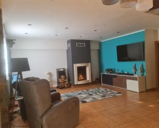 Sala d'estar de Casa adosada en venda en Cizur amb Piscina i Balcó