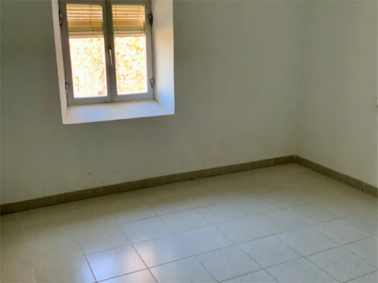 Pis en venda a Calle Malagón, 13, Santa Cruz de la Zarza Dormitori de Pis en venda en Santa Cruz de la Zarza amb Calefacció i Jardí privat