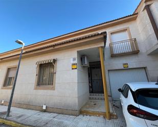 Vista exterior de Casa adosada en venda en Lillo amb Aire condicionat, Calefacció i Terrassa