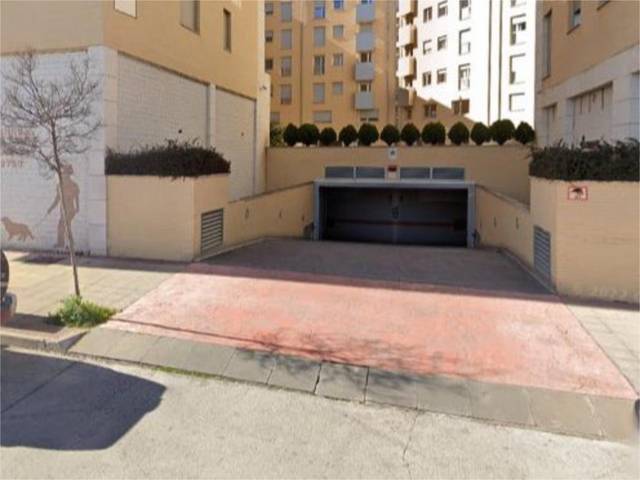 Garaje en Alquiler en Avenida Zaragoza, 24 en Los Lirios