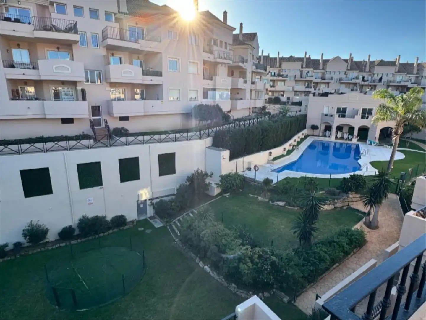 Außenansicht von Wohnung zur Miete in Manilva mit Klimaanlage, Heizung und Privatgarten