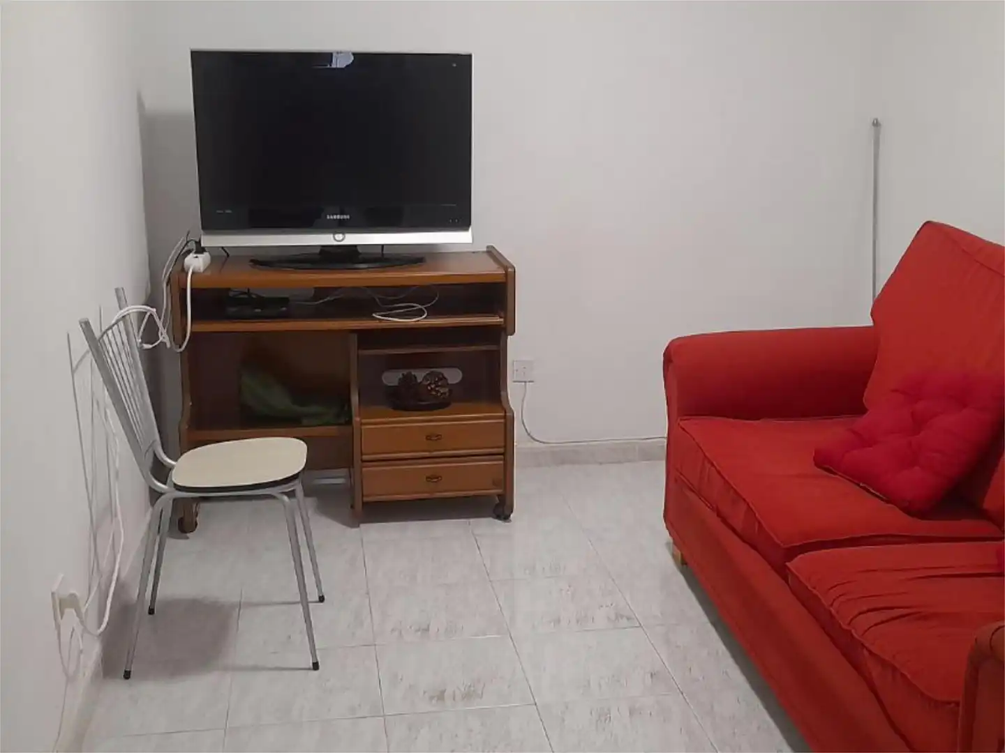 Sala d'estar de Casa adosada en venda en Cilleros amb Terrassa, Moblat i Balcó
