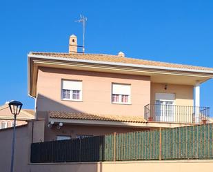 Vista exterior de Casa o xalet en venda en Utrera amb Aire condicionat, Terrassa i Balcó