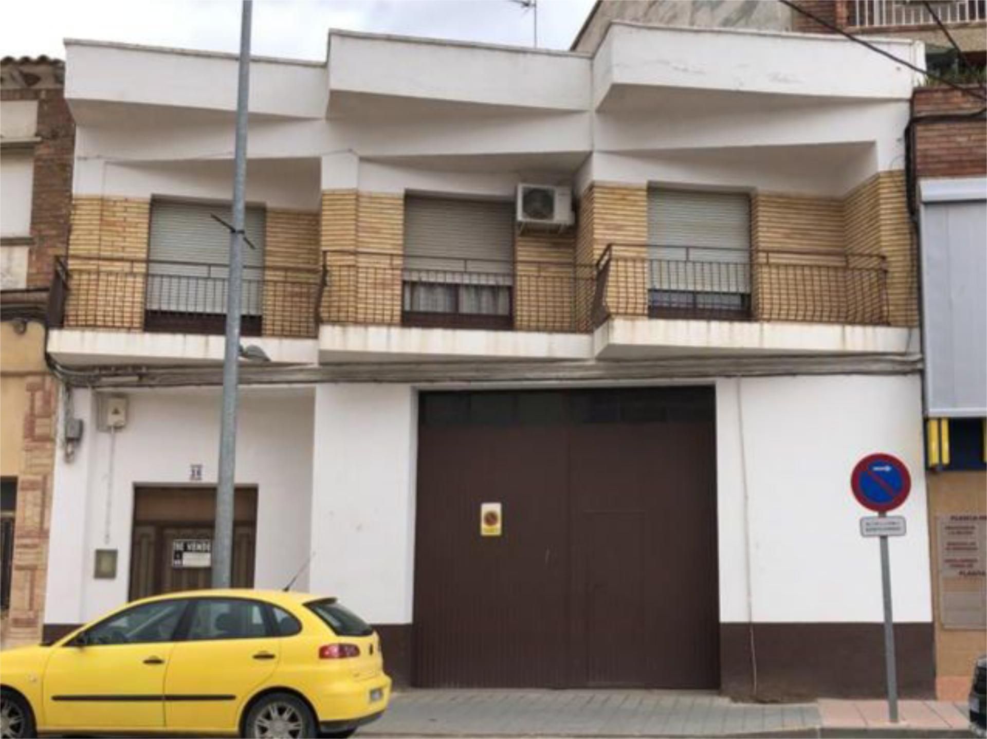 Vista exterior de Casa adosada en venda en Sariñena amb Terrassa i Balcó