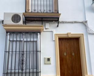 Vista exterior de Casa o xalet en venda en El Coronil amb Aire condicionat, Terrassa i Balcó