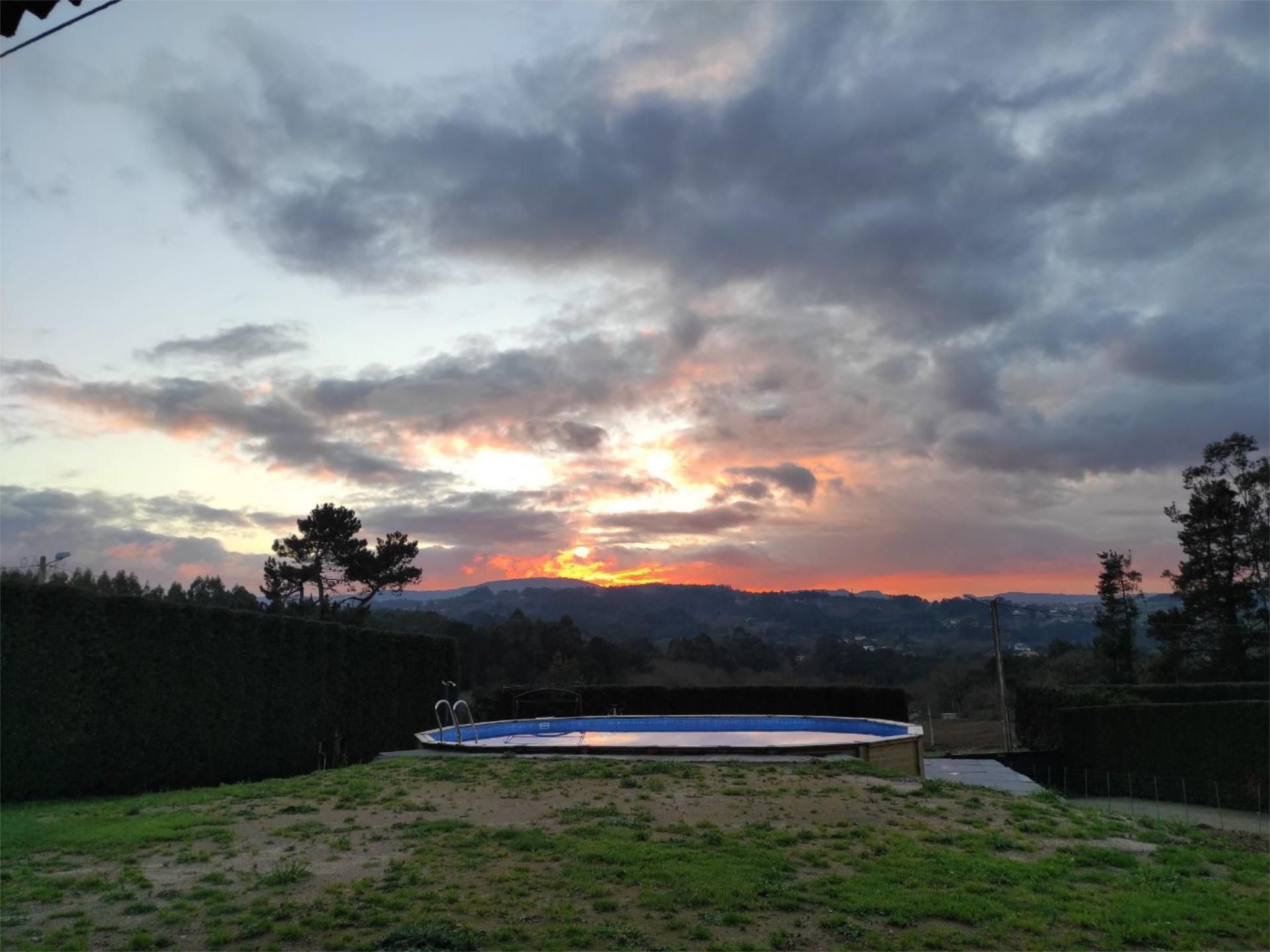 Piscina de Planta baixa en venda en Cambre  amb Calefacció, Jardí privat i Terrassa