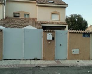 Vista exterior de Casa o xalet en venda en Villacañas amb Jardí privat, Terrassa i Traster