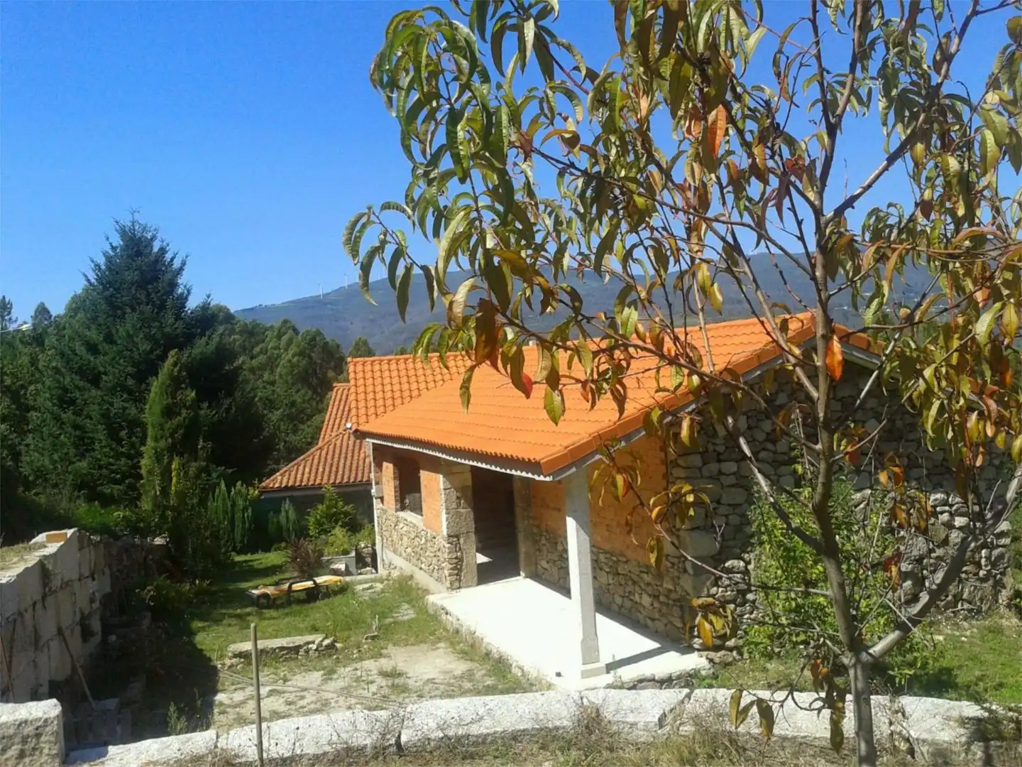 Vista exterior de Casa o xalet en venda en Crecente amb Jardí privat, Traster i Moblat
