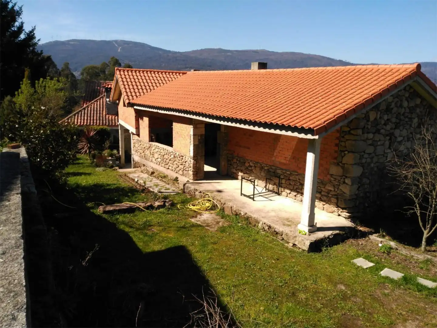 Vista exterior de Casa o xalet en venda en Crecente amb Jardí privat, Traster i Moblat