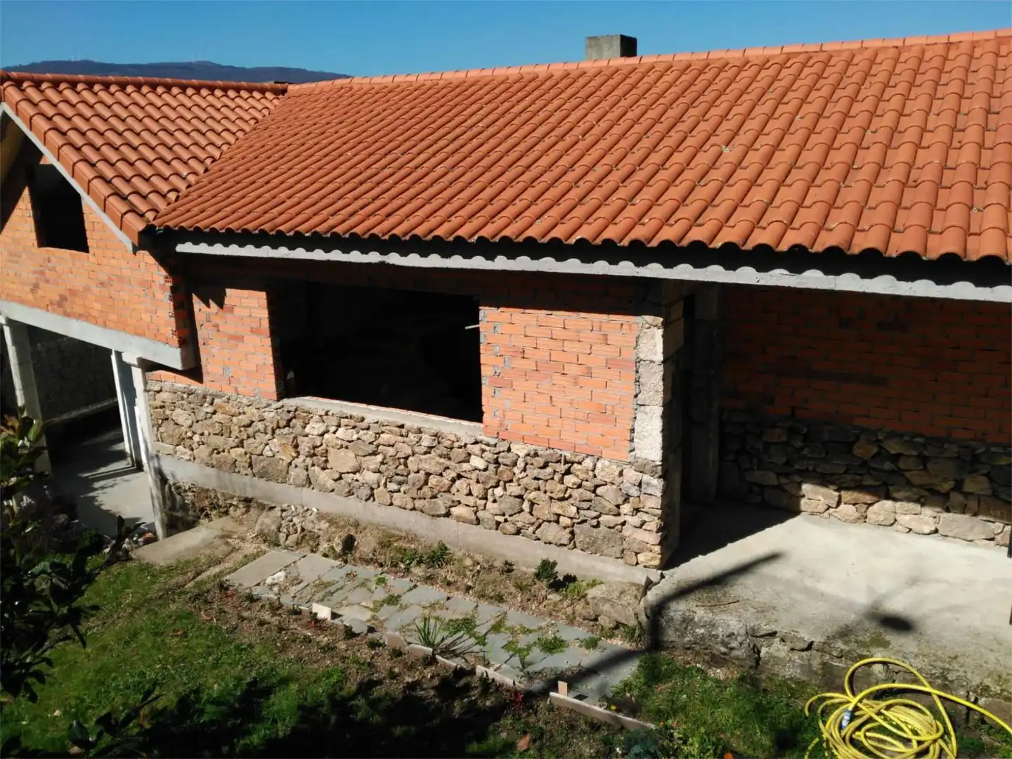 Vista exterior de Casa o xalet en venda en Crecente amb Jardí privat, Traster i Moblat