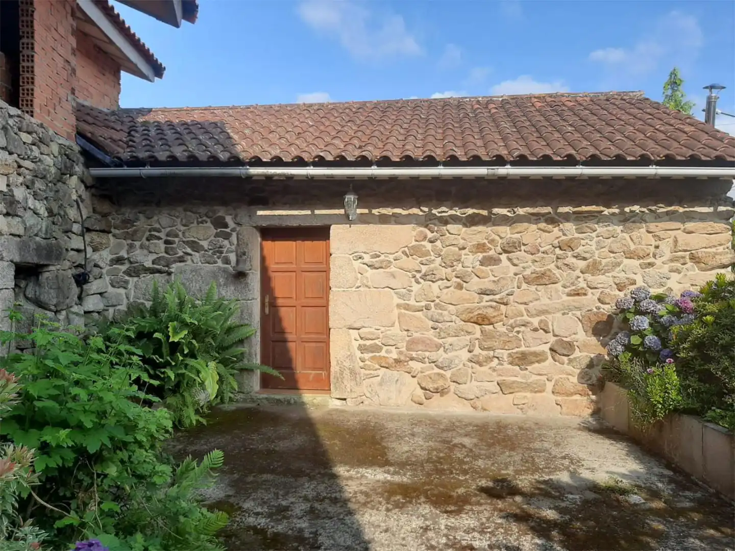 Vista exterior de Casa o xalet en venda en Crecente amb Jardí privat, Traster i Moblat