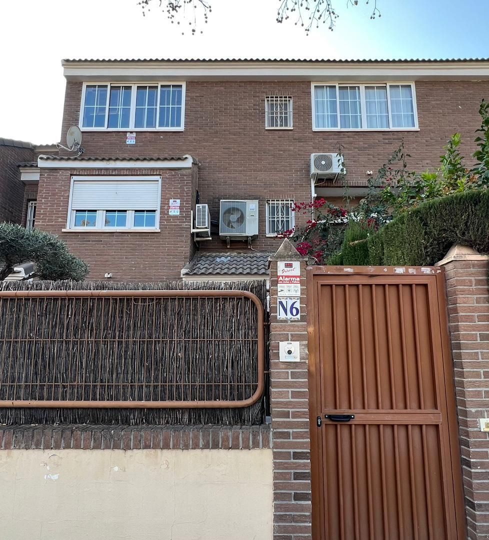 Exterior view of Single-family semi-detached for sale in Alicante / Alacant  with Terrace and Swimming Pool