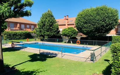 Seis tumbonas para el jardín, la terraza o la piscina que suman elegancia y  serenidad a los exteriores de casa