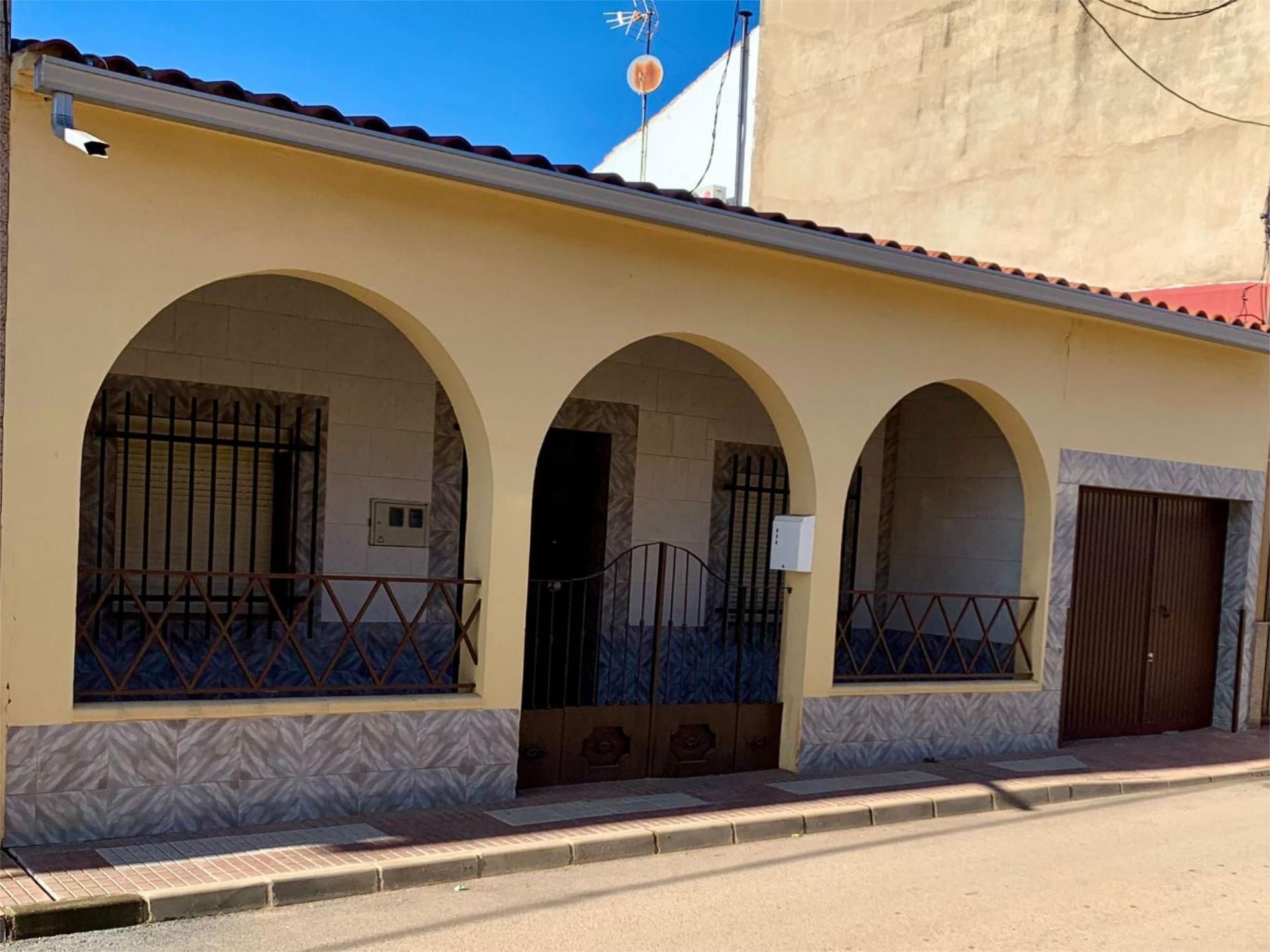 Vista exterior de Casa o xalet en venda en Corte de Peleas amb Aire condicionat, Terrassa i Traster