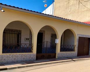 Vista exterior de Casa o xalet en venda en Corte de Peleas amb Aire condicionat i Terrassa