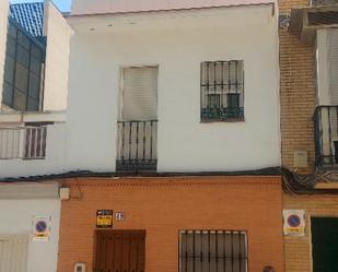 Exterior view of Single-family semi-detached for sale in  Sevilla Capital  with Air Conditioner, Heating and Terrace