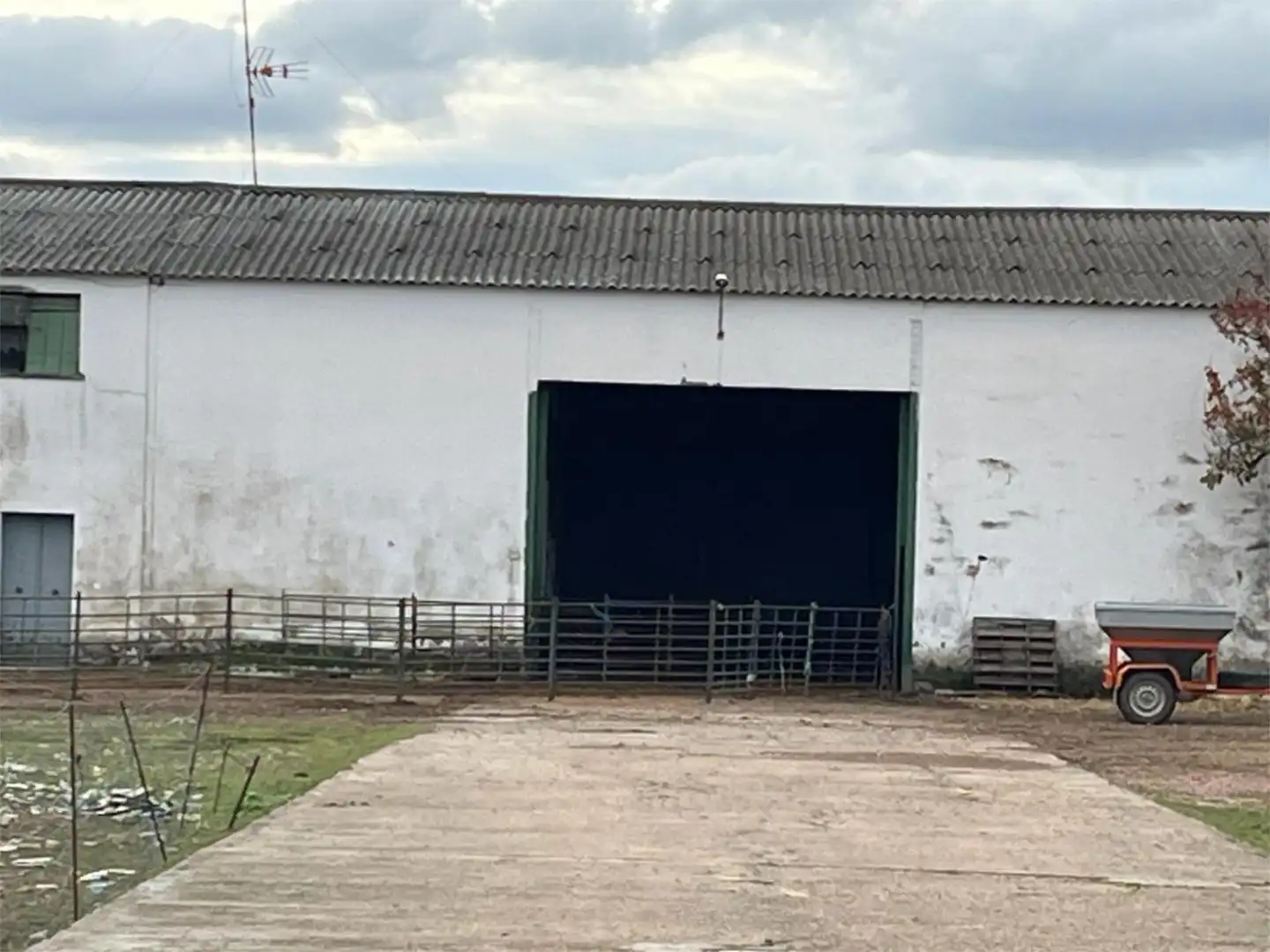 Country homes for sale in Carretera Badajoz Granada, La Albuera Exterior view of Country homes for sale in La Albuera with Terrace and Swimming Pool